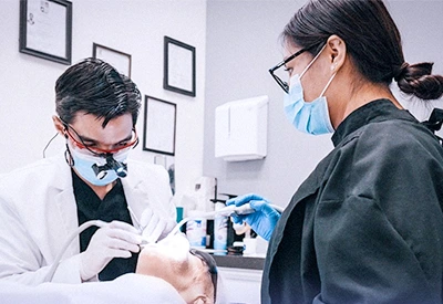 Blanqueamiento dental profesional en Paradise Dental en Los Cabos para una sonrisa más brillante y segura.