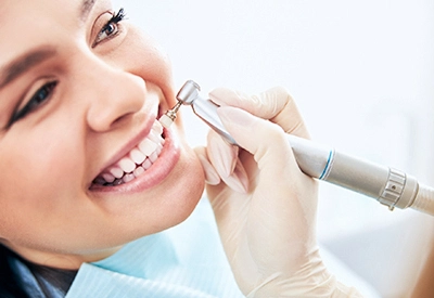 Limpieza dental profesional en Paradise Dental Los Cabos para el cuidado dental preventivo.